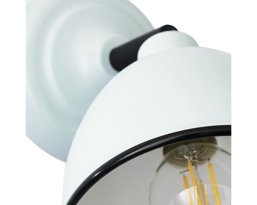 Prim-plan cu o lampă de perete albă cu bec