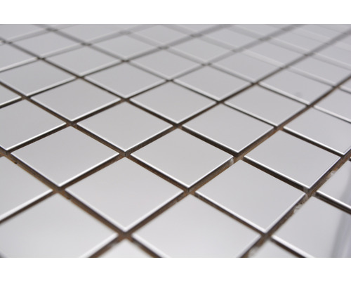 Prim-plan cu plăci de mozaic pătrate, lucioase