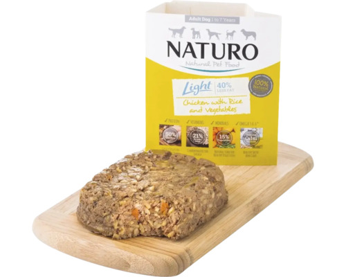 Hrană umedă pentru câini Naturo Light cu pui, orez și legume pe un tocător de lemn
