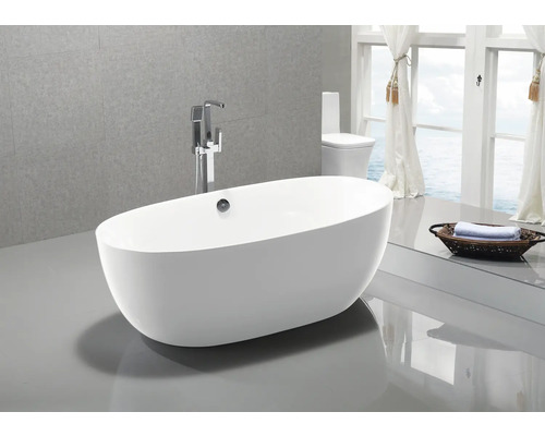 Cadă independentă din acril sanitar cu armătură și accesorii de baie într-o baie modernă.