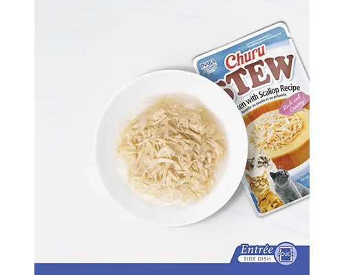 Churu Stew hrană pentru pisici cu rețetă de pui și scoici, servită într-un bol alb lângă ambalajul produsului.