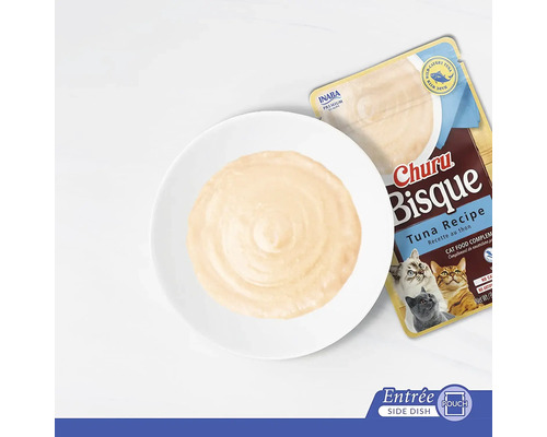 Churu Bisque rețetă de ton, hrană pentru pisici pe o farfurie lângă ambalaj.
