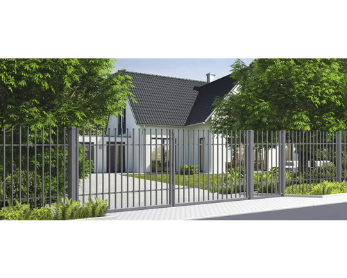 Poartă modernă de grădină din metal în fața unei case