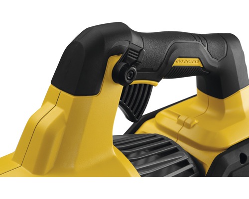 Prim-plan cu un suflător galben cu mâner negru