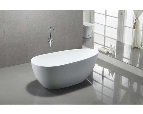 Cadă independentă, robinet și toaletă într-o baie.