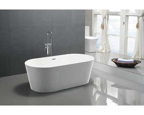 Cadă de baie independentă cu robinet și toaletă într-o baie luminoasă.