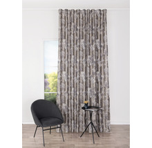 Cortină decorativă cu model floral lângă un scaun și o măsuță laterală