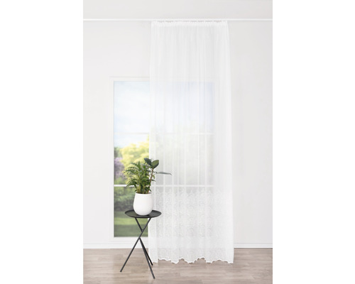 Perdea voal albă cu dantelă în fața unei ferestre