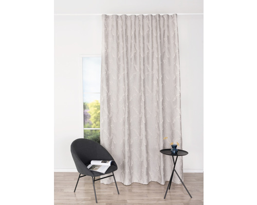 Atmosferă decorativă de locuit cu perdea, fotoliu și măsuță laterală