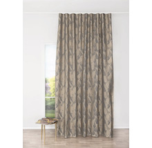 Cortină decorativă cu model de frunze în fața unei ferestre