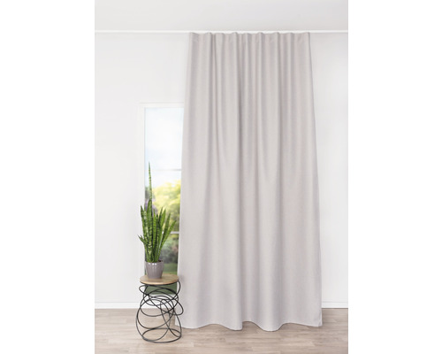 Cortină într-o cameră cu masă și plantă