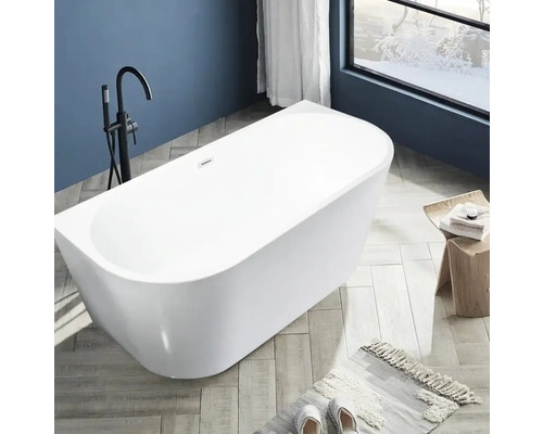 Cadă de baie independentă cu robinet într-o baie modernă