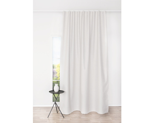 Cortină din material textil lângă o fereastră