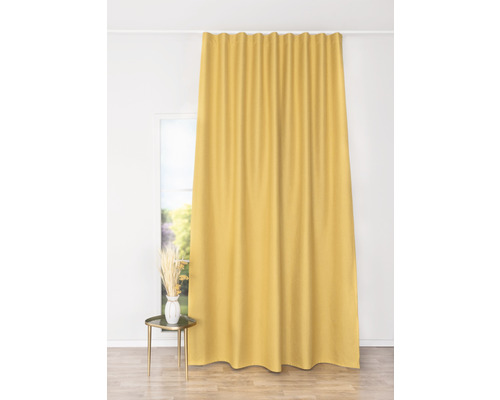 Cortină galbenă în fața unei ferestre