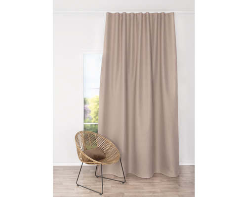 Cortină bej lângă o fereastră și un scaun