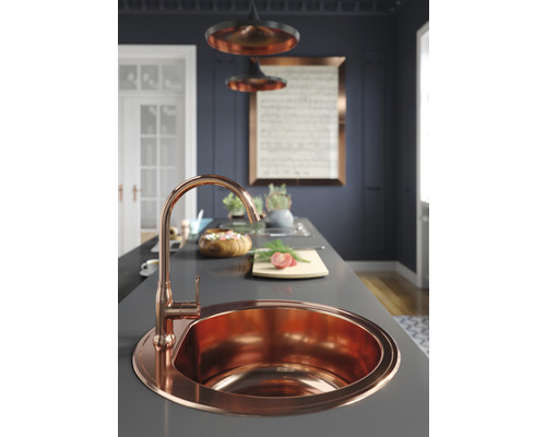 Scenă de bucătărie cu chiuvetă și baterie