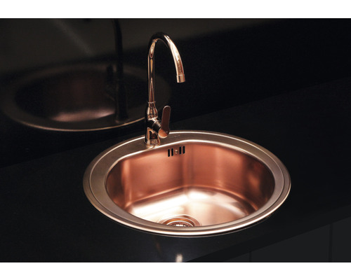 Chiuvetă rotundă cu robinet pe suprafață întunecată