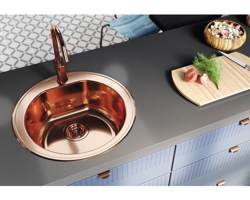 Scenă de bucătărie cu chiuvetă, robinet, tocător și ingrediente