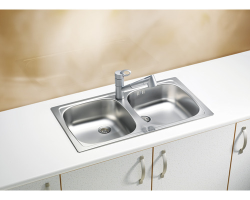 Chiuvetă cu două cuve și robinet pe un blat de bucătărie