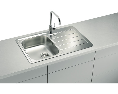 Chiuvetă din oțel inoxidabil cu picurător și baterie pe un blat