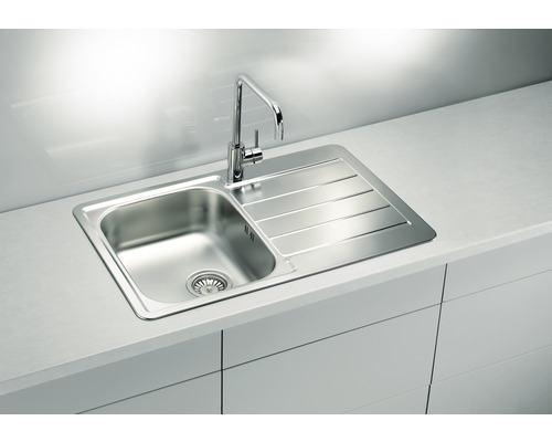 Chiuvetă din oțel inoxidabil cu picurător și robinet pe un blat de bucătărie.