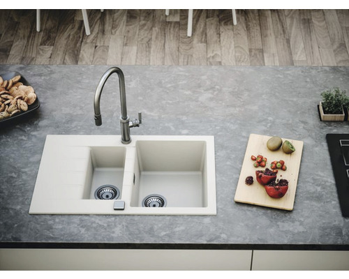 Chiuvetă de bucătărie cu picurător și baterie pe blat cu fructe