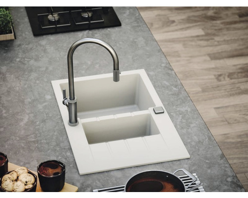 Scenă de bucătărie cu chiuvetă și robinet pe un blat de lucru