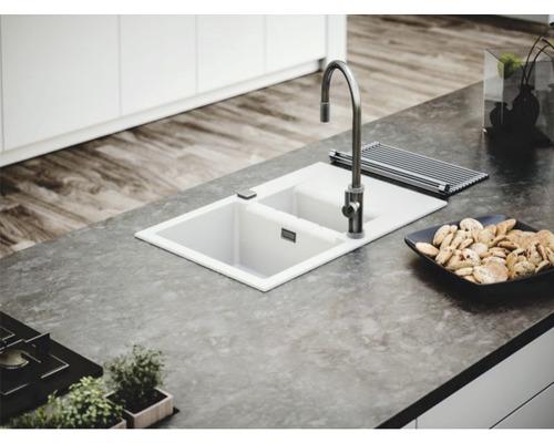 Chiuvetă de bucătărie cu robinet pe un blat