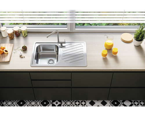 Chiuvetă din oțel inoxidabil cu picurător într-o bucătărie modernă