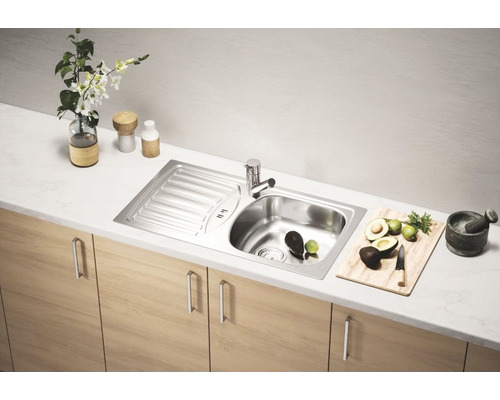 Chiuvetă cu picurător, robinet și blat într-o scenă de bucătărie