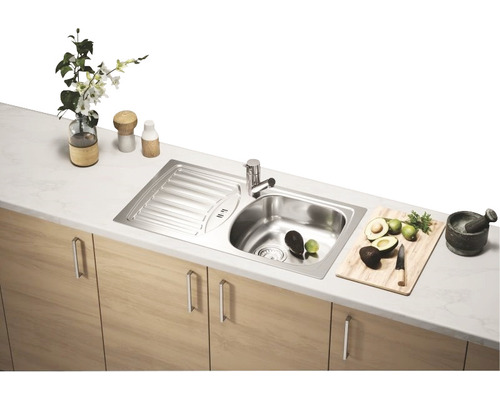 Chiuvetă din oțel inoxidabil cu picurător și robinet într-o bucătărie modernă