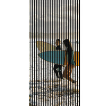 Două persoane cu scânduri de surf pe plajă în spatele unor bare verticale