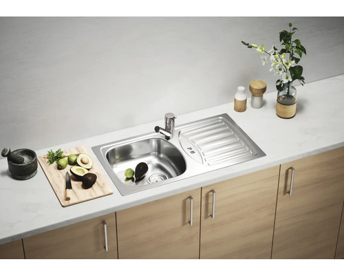 Chiuvetă din oțel inoxidabil cu picurător într-o bucătărie luminoasă