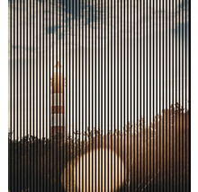 Imagine a unui far în spatele unor linii verticale