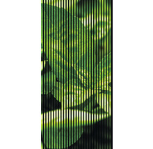 Frunze verzi de plante în spatele unor linii verticale negre