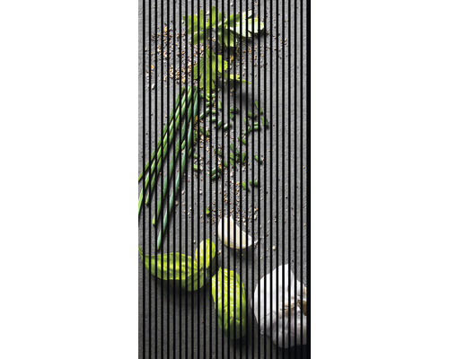 Panou riflaj acustic imprimat digital Verde 3 19x1133x2400 mm Prim-plan cu ierburi proaspete și condimente pe un blat de lucru.