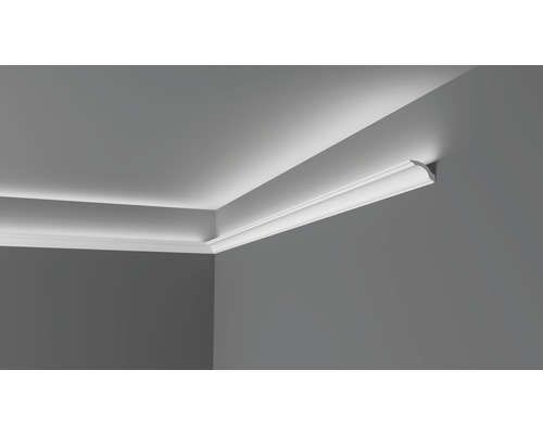 Profil decorativ de tavan în cameră cu iluminare indirectă