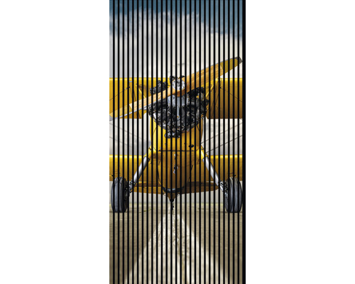 Panou riflaj acustic imprimat digital Avion 3 19x1133x2400 mm Avion galben cu elice și roți în fața unui cer, în spatele unor dungi verticale.