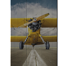 Avion galben cu elice și roți privit printr-o grilă