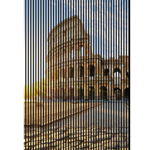 Colosseumul din Roma prezentat cu dungi verticale.