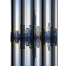Orizont cu zgârie-nori și reflexie în apă în spatele liniilor verticale