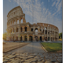 Vedere a Colosseumului cu dungi verticale