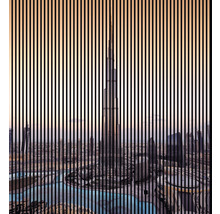 Vedere a zgârie-norului Burj Khalifa din Dubai din spatele liniilor verticale