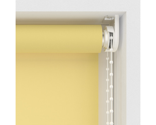 Prim-plan cu jaluzea galbenă cu șnur cu mărgele