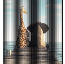 Imagine decorativă cu girafă și elefant pe un debarcader