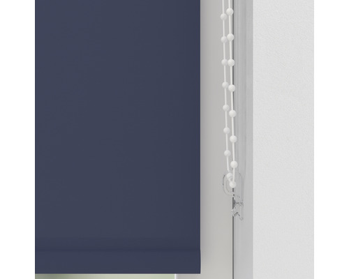 Rulou albastră cu lanț în fața unei ferestre.