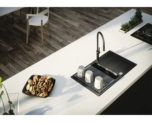 Scenă de bucătărie cu chiuvetă, robinet, veselă, platou cu biscuiți și decorațiuni pe un blat de lucru