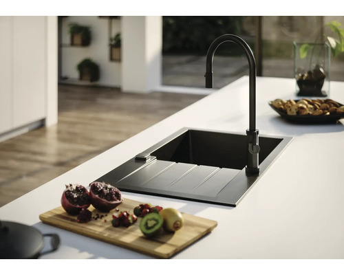 Chiuvetă de bucătărie cu robinet pe un blat de bucătărie cu fructe