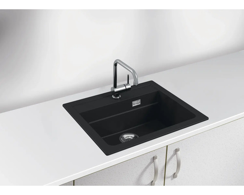 Chiuvetă de bucătărie neagră cu robinet pe un blat de bucătărie