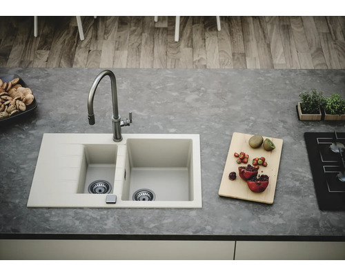 Chiuvetă de bucătărie cu două cuve și robinet pe blat cu fructe și ierburi aromatice